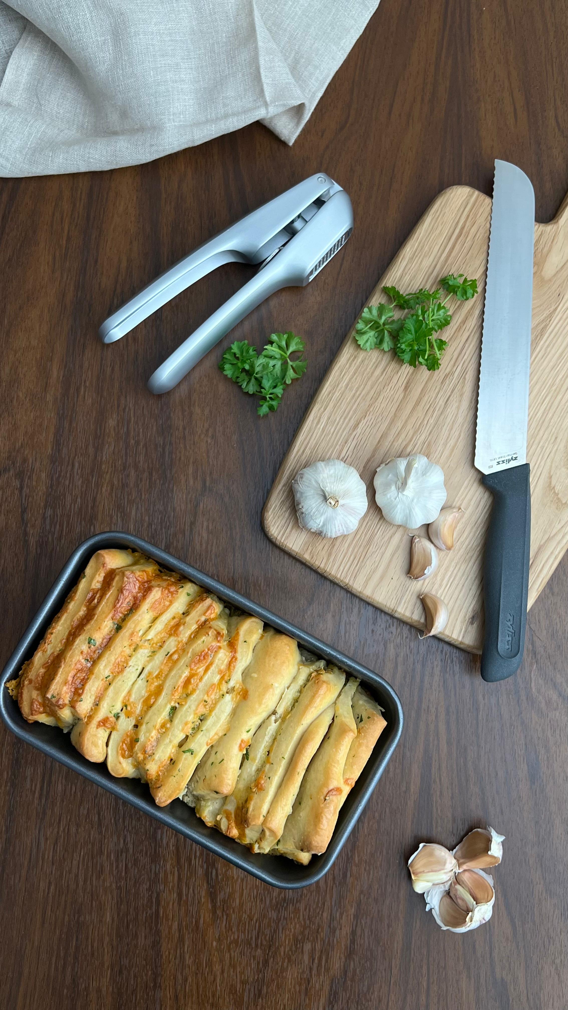 Cheesy Garlic & Parsley Butter Bread 