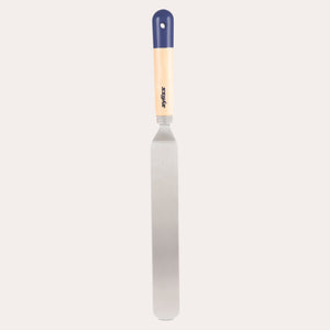 The Zyliss Beech Wood Angled Palette Knife features a long, flat silver blade and a beech wood handle topped with blue, displayed vertically on a plain light background—an essential baking tool for your kitchen. 
