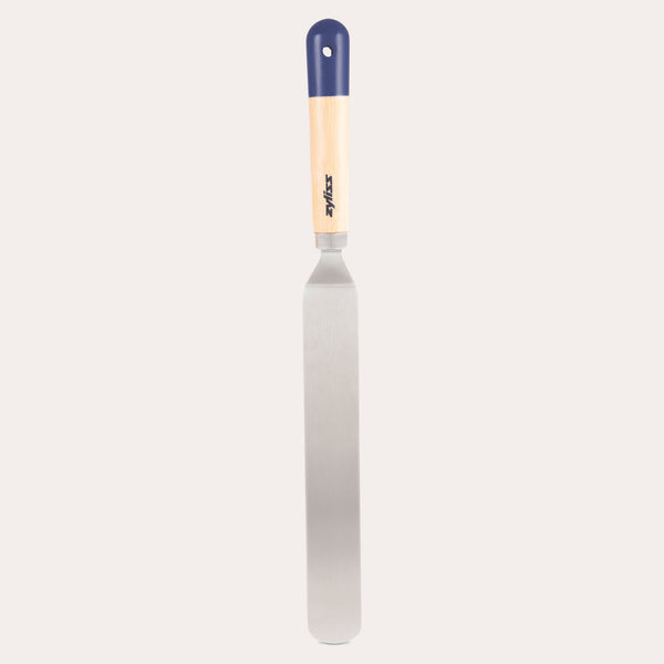 The Zyliss Beech Wood Angled Palette Knife features a long, flat silver blade and a beech wood handle topped with blue, displayed vertically on a plain light background—an essential baking tool for your kitchen. 