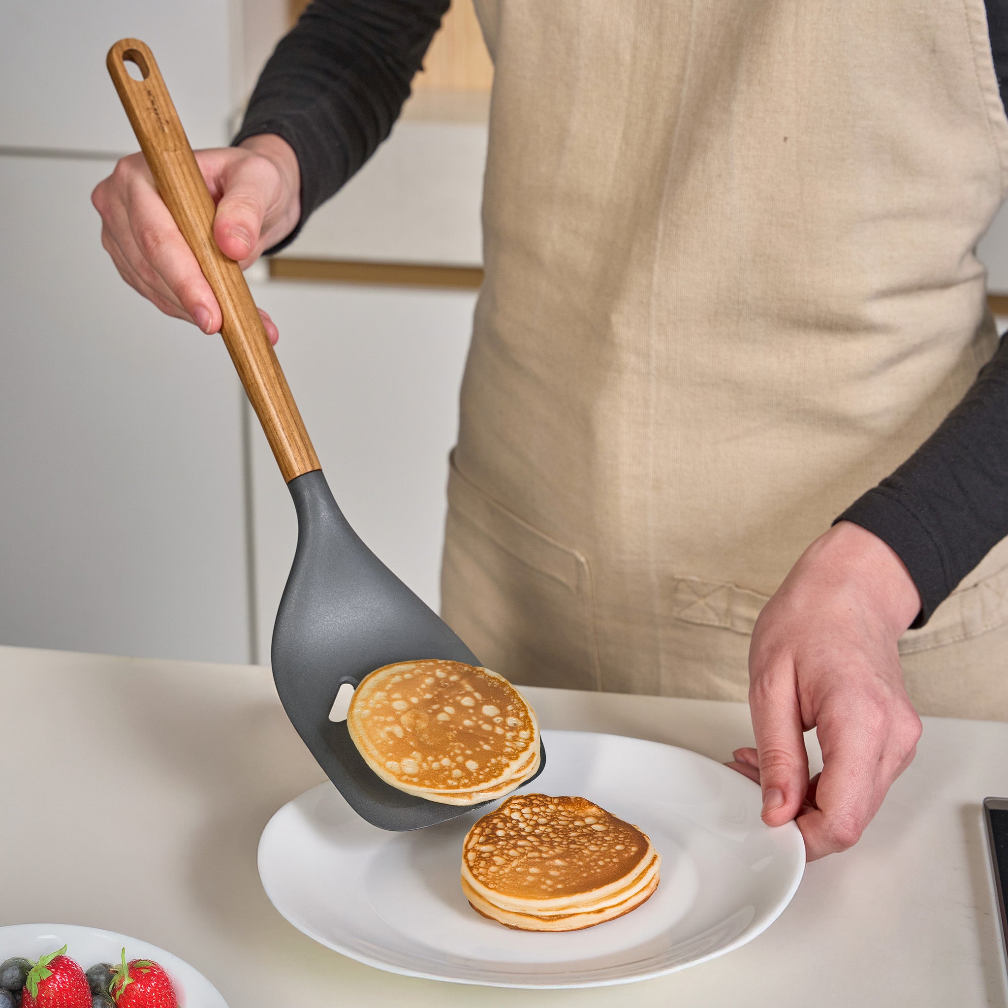 Zyliss Slotted Turner Oak Wood – Heat-Resistant Cooking Utensil