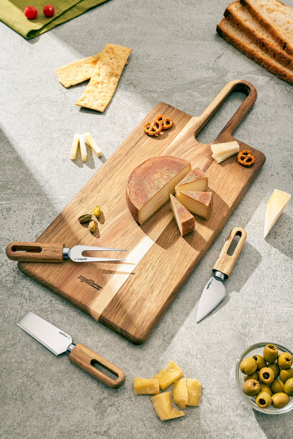 Zyliss Serving Board Acacia Wood M 43x18cm/17x7.1in — lifestyle