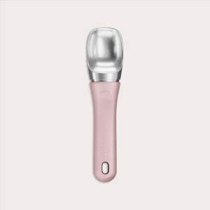 #pink The Zyliss Ice Cream Scoop features a wide, deep stainless steel head and a pink, eco-friendly handle made from sustainable wheat straw, shown against a simple light background.