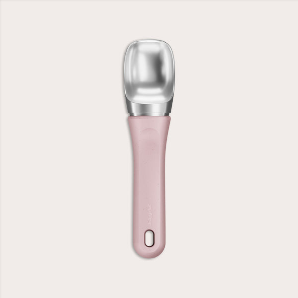 #pink The Zyliss Ice Cream Scoop features a wide, deep stainless steel head and a pink, eco-friendly handle made from sustainable wheat straw, shown against a simple light background.