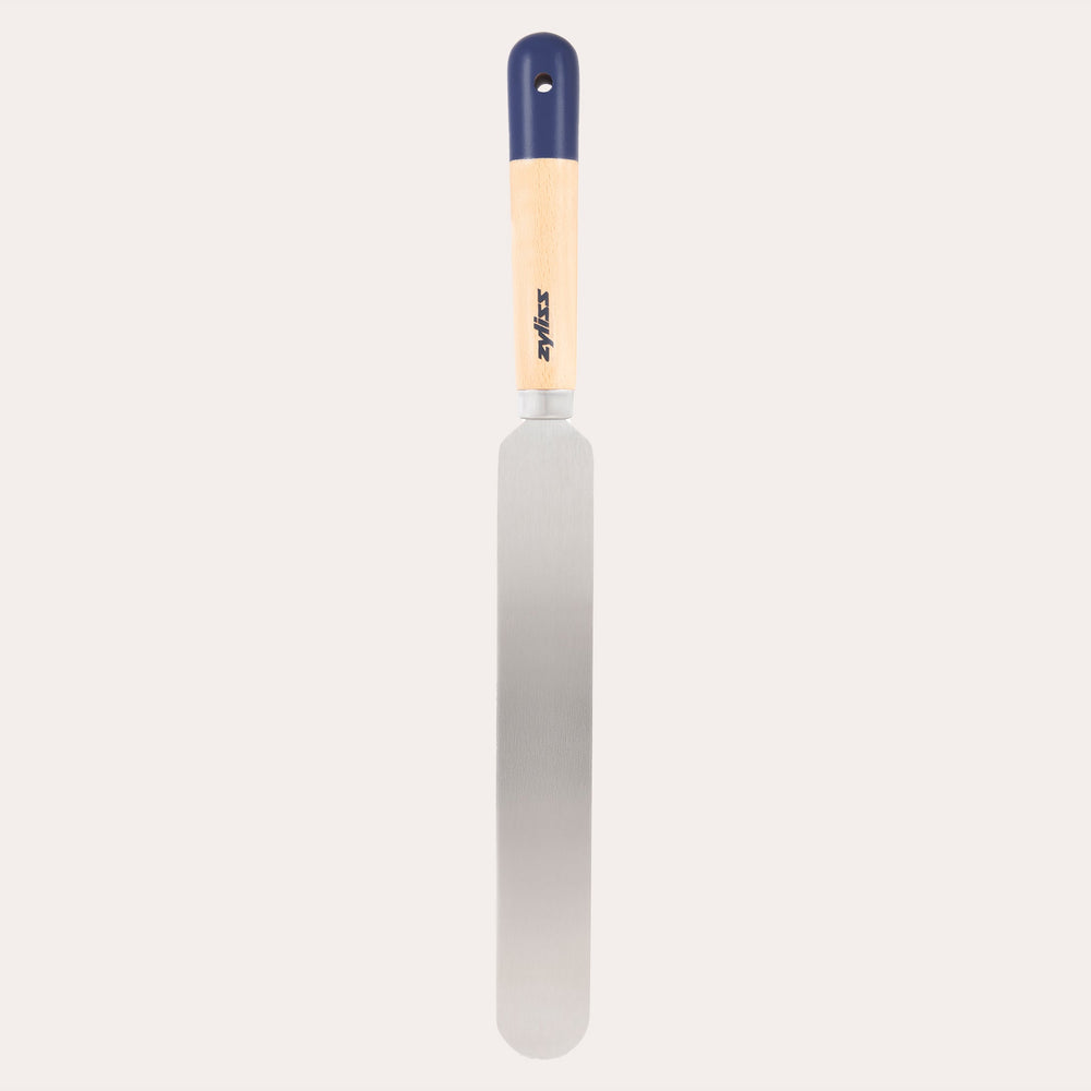 The Zyliss Beech Wood Palette Knife features an ergonomic tan beech wood handle with a dark blue tip and hanging hole, plus a long, flat stainless steel blade—ideal for spreading icing or frosting on cakes. 