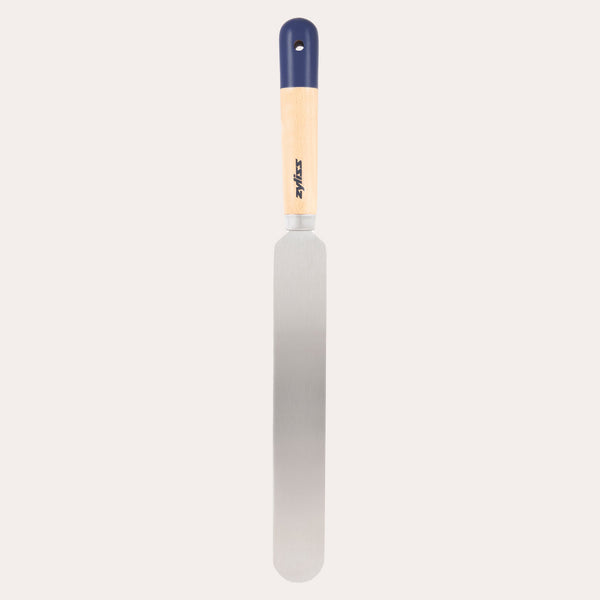 The Zyliss Beech Wood Palette Knife features an ergonomic tan beech wood handle with a dark blue tip and hanging hole, plus a long, flat stainless steel blade—ideal for spreading icing or frosting on cakes. 