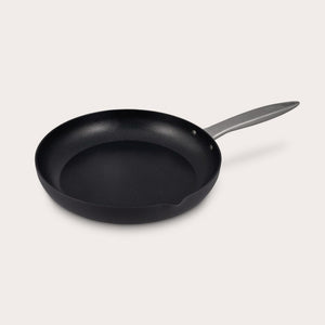 The Zyliss Ultimate Pro Non-Stick Frying Pan With Pouring Lip, crafted from hard-anodized aluminium with a shiny silver handle, features gently sloped sides, a Swiss-engineered coating, and a small pouring spout on one edge. #28cm/11"